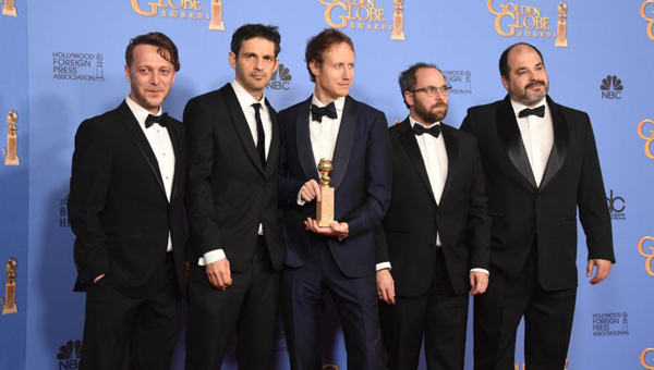 Nemes Jeles László a díjjal, jobbján a film főszereplője, Röhrig Géza / Europress/AFP