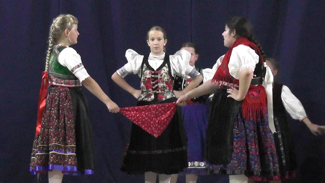 Az ipolysági Sendergő Gyermek Néptánccsoport