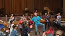 Pillanatkép a legutóbbi gyerektáncházból: Oláh Attila „Nyúl” és kislánya, Oláh Rozália vezetésével tanulják a gyerekek a mozdulatokat