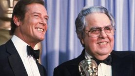 Albert R. Broccoli Roger Moore társaságában