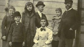 Antonín Dvořák (vpravo) s rodinou v New Yorku v roce 1893, Jan Josef Kovařík stojí uprostřed. Foto: Národní muzeum