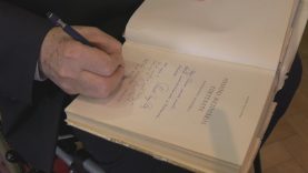 Püspöki Nagy Péter dedikál