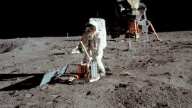 Edwin „Buzz” Aldrin a Holdon