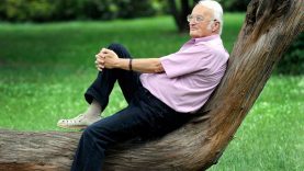 Nemere István író, műfordító a budapesti Vérmezőn 2015. május 3-án. MTI Fotó: Czimbal Gyula