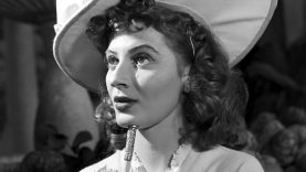 Stázi szerepében Kálmán Imre Csárdáskirálynő című operettjének bemutatóján a Fővárosi Operettszínházban 1954 novemberében. Fotó: MTI/Farkas Tamás