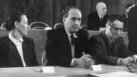 Der ungarische Dramatiker Julius Hay (M.) mit Helene Weigel (l.) und Bertolt Brecht (r.) während einer Veranstaltung anlässlich der Friedenswoche des Kulturbundes in Berlin. (picture-alliance / dpa)