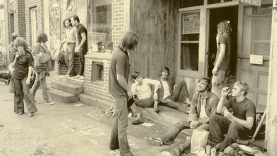 Úton az 1970-es nyári New York-i háborúellenes rockfesztre