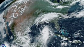 A Laura hurrikán műholdas képen 2020. augusztus 26-án Texas és Louisiana partjaihoz közel. Fotó: Cira/noaa
