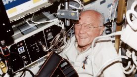 John Glenn a Discovery fedélzetén