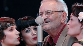 Milan Lasica Spoločne s Bratislava hot serenaders na Pohode v roku 2005.  Zdroj: TASR