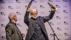 Kende János átveszi díját az átadón. Fotó: Iványi Aurél / szeged.hu