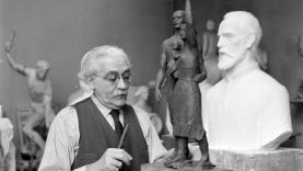 Pátzay Pál a szobrával – fotó forrása Köztérkép.hu