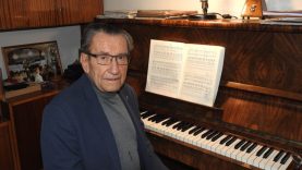 Ladislav Holásek otthonában, saját zongorájánál • Foto: SATB.SK