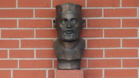 A rendkívüli tehetségű tudósnak a dunaszerdahelyi születésű Lipcsey György által készített bronz mellszobrát a helyi Vámbéry Polgári Társulás állította fel a városközpontban található Vámbéry téren.