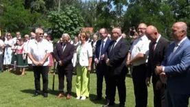 Koszorúzás az emlékoszlopnál