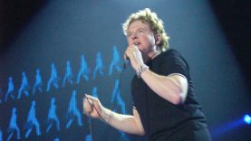 Mick_Hucknall_Bremen_2003